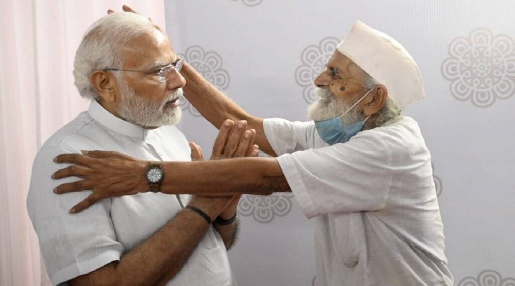 pm-modi-meets-his-teacher