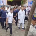 जूते पहनकर इंदिरा गांधी को दी पुष्पांजलि