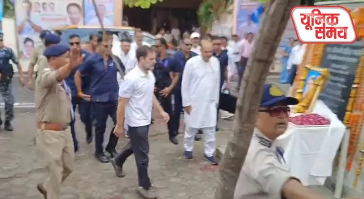 जूते पहनकर इंदिरा गांधी को दी पुष्पांजलि