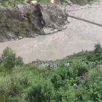 अलकनंदा नदी में गिरी बस