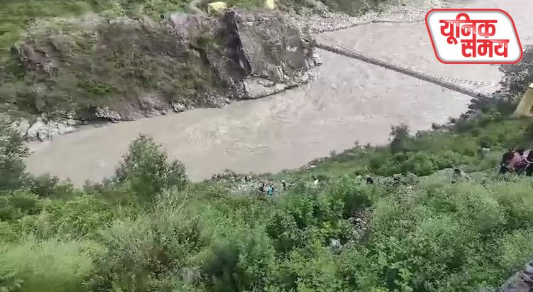 अलकनंदा नदी में गिरी बस