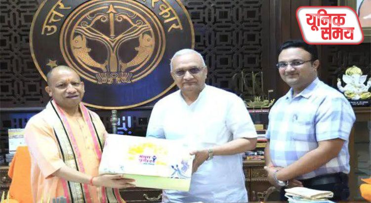 महापौर ने CM योगी को सौंपा समर्थन पत्र
