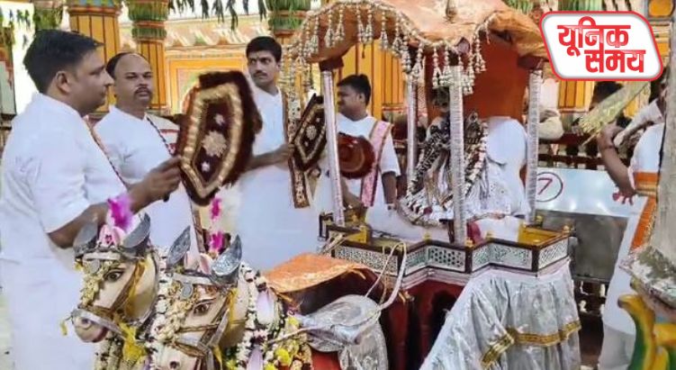 द्वारकाधीश मंदिर में रथ यात्रा