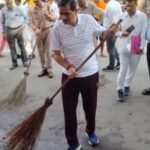 मुड़िया पूर्णिमा मेले में DM ने लगाई झाड़ू