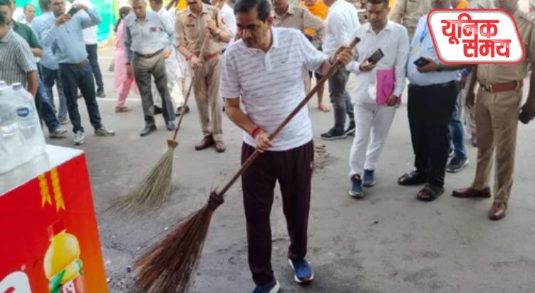 मुड़िया पूर्णिमा मेले में DM ने लगाई झाड़ू