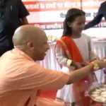 CM योगी ने छोटी बच्चियों के साथ मनाया रक्षाबंधन