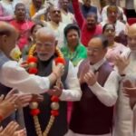 NDA की बैठक में PM मोदी को किया सम्मानित