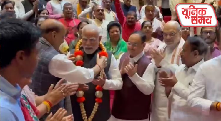 NDA की बैठक में PM मोदी को किया सम्मानित