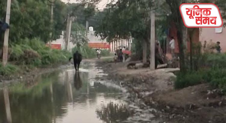 खडेरा गांव के मुख्य मार्ग पर जलभराव से परेशानी