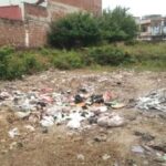 खाली प्लॉटों में गंदगी और जलभराव