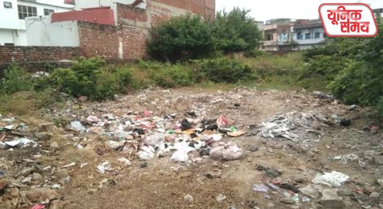 खाली प्लॉटों में गंदगी और जलभराव