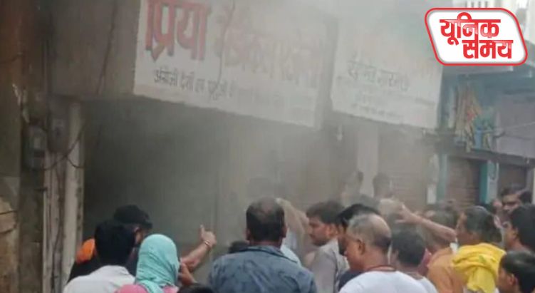 गोकुल में मेडिकल स्टोर में लगी भीषण आग