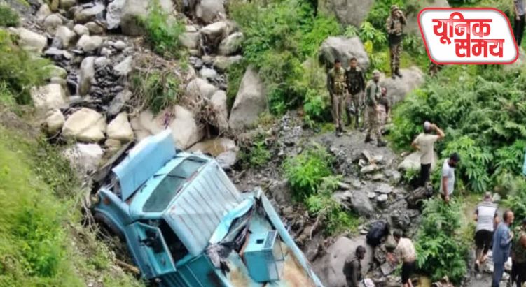 जम्मू-कश्मीर के उधमपुर में सीआरपीएफ वाहन दुर्घटनाग्रस्त