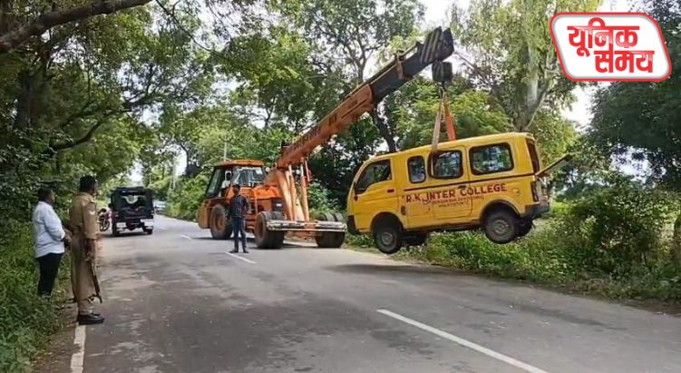 स्कूल वैन पलटने से 12 से अधिक छात्र घायल