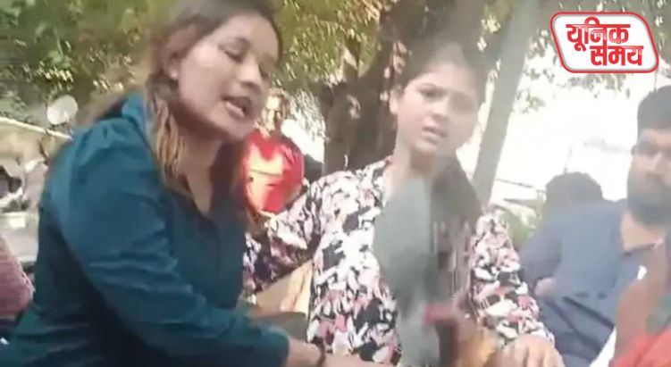 ग्राहक और संचालिका में हाथापाई