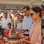 बाढ़ पीड़ितों से मिलीं हेमा मालिनी