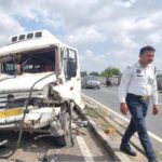 फरह के पास मिनी बस पर गिरा स्ट्रीट लाइट का खंभा,