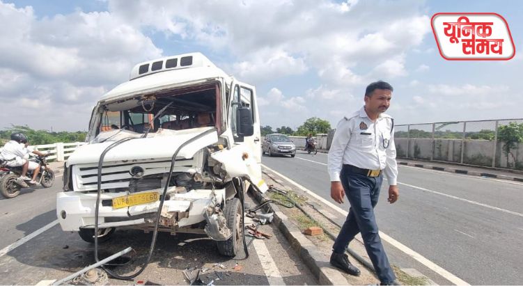 फरह के पास मिनी बस पर गिरा स्ट्रीट लाइट का खंभा,