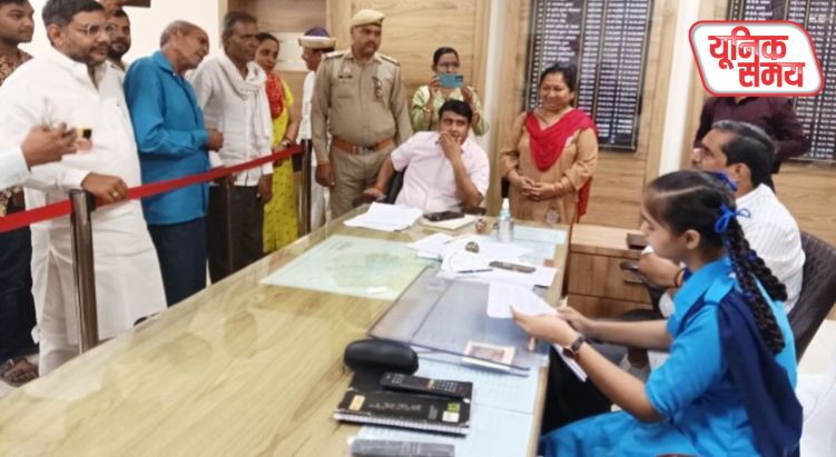 मथुरा के लोहवन की छात्रा लवली बनीं एक दिन की जिलाधिकारी