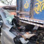 यमुना एक्सप्रेसवे पर ईंटों से भरे ट्रैक्टर से टकराई वैगनार कार