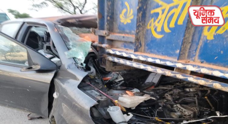 यमुना एक्सप्रेसवे पर ईंटों से भरे ट्रैक्टर से टकराई वैगनार कार