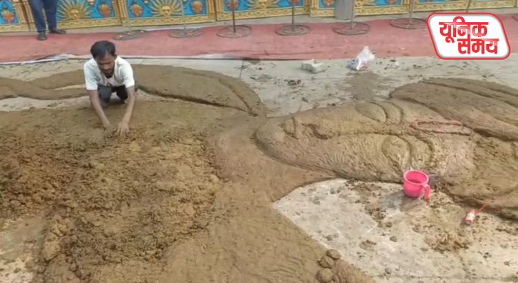श्रीकृष्ण जन्मस्थान के पास गिरिराज महाराज की प्रतिमा