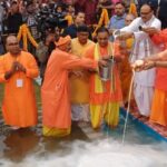 सीएम योगी ने गोमती तट पर अस्ताचलगामी सूर्य को दिया अर्घ्य