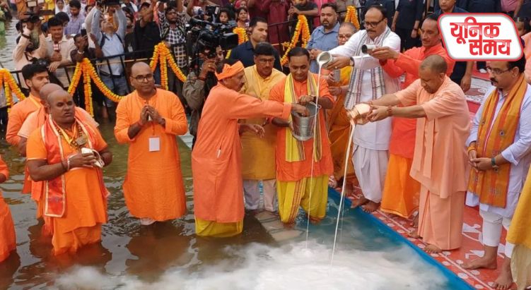 सीएम योगी ने गोमती तट पर अस्ताचलगामी सूर्य को दिया अर्घ्य
