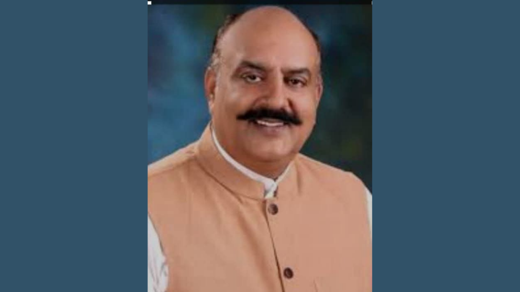 प्रदेश के पूर्व परिवहन मंत्री राजा अरिदमन सिंह ने यमुना एक्सप्रेस वे पर गत दिनों थाना बलदेव क्षेत्र में हुए सड़क हादसे में जान गंवाने वाले परिवारों के प्रति संवेदना व्यक्त की।