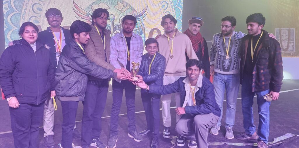अतिथियों से विजेता ट्रॉफी लेते छात्र-छात्राएं।