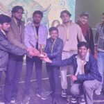 अतिथियों से विजेता ट्रॉफी लेते छात्र-छात्राएं।
