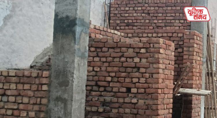 गिर्राज पर्वत के समीप अवैध निर्माण
