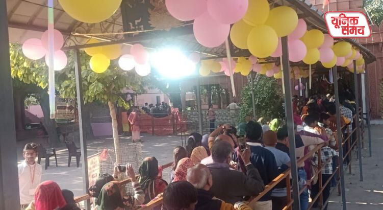 महालक्ष्मी मंदिर बेलवन में उमड़ी भक्तों की भारी भीड़