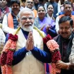 NDA MPs gave a grand welcome to PM Modi by presenting him with a huge garland