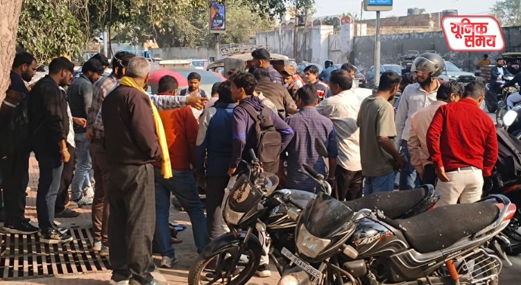 People standing at a Kulcha cart were crushed by a speeding scooter