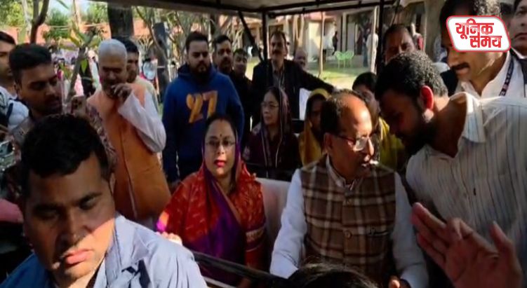 Shivraj Singh Chouhan sought refuge at the feet of Giriraj Maharaj