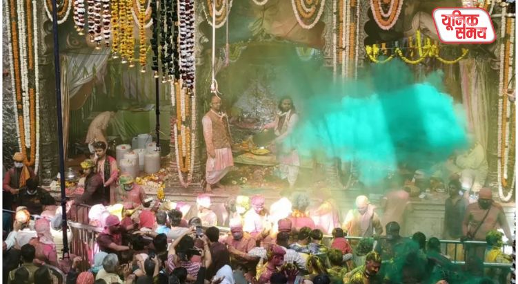 Thakur Banke Bihari played 'Flower Holi' with devotees on Rangbhari Ekadashi