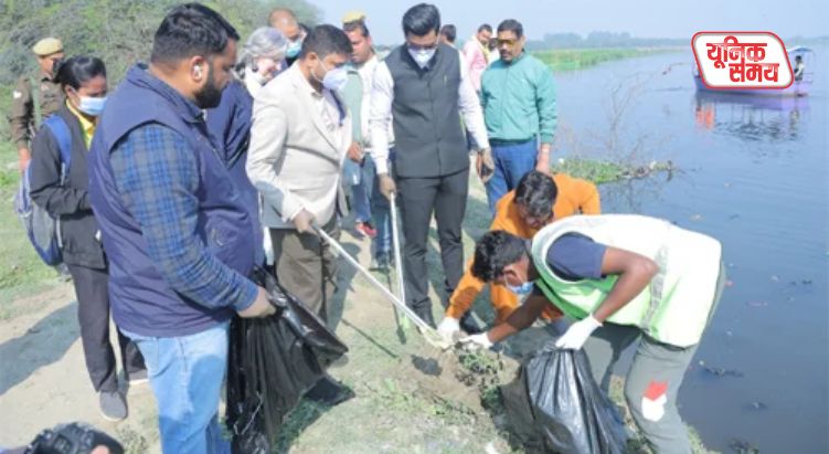 Yamuna Clean-up Drive at Gau Ghat resonates with Braj Mandal