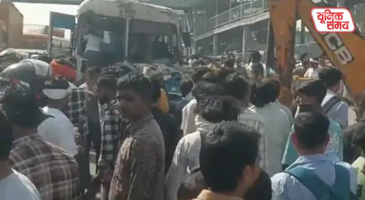 A fierce collision between Haryana Roadways and a tempo on the Agra-Delhi highway