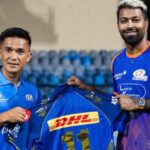 Hardik Pandya presented an MI jersey to Sunil Chhetri