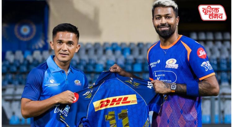 Hardik Pandya presented an MI jersey to Sunil Chhetri