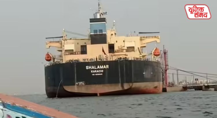Pakistani Tanker Carrying Oil Sets Sail Amidst Strict US Blockade of the Strait of Hormuz