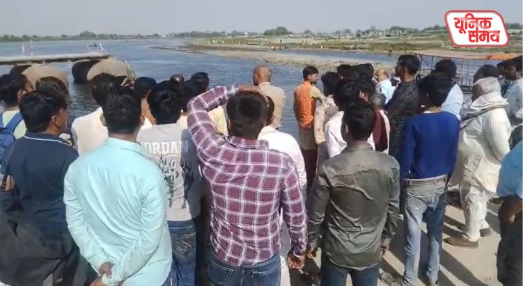 Steamer Packed with Tourists Capsizes in the Yamuna