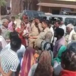 Women in Laxmi Nagar take to the streets with empty cylinders