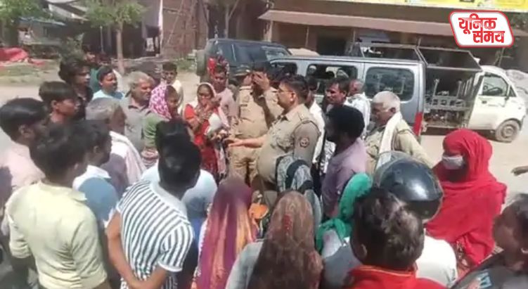 Women in Laxmi Nagar take to the streets with empty cylinders