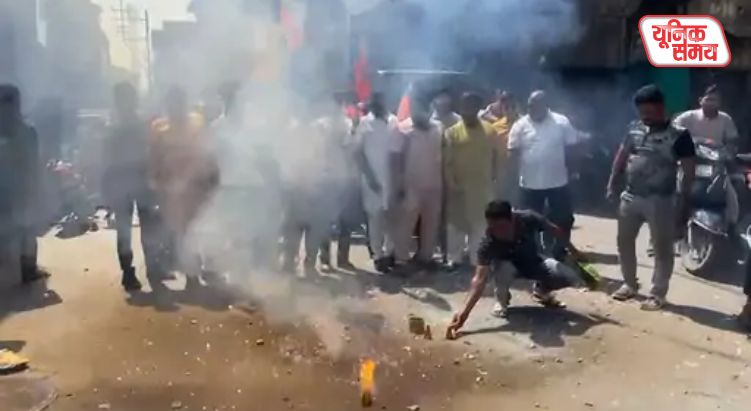 BJP workers set off fireworks in Chowk Bazaar