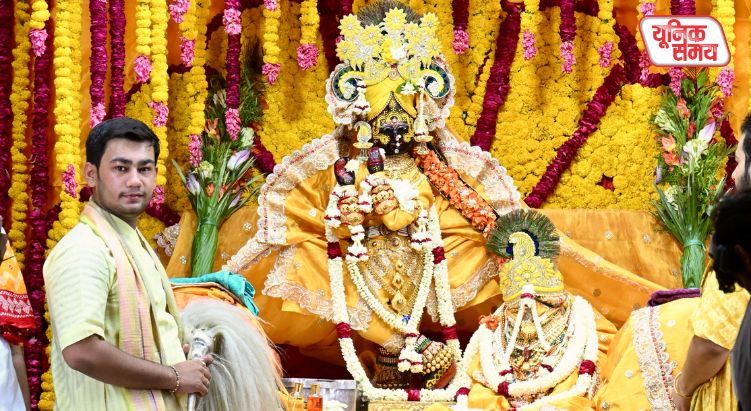 Celebration of Purushottam month in Radhavallabh temple