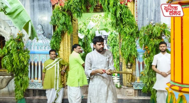 Thakur Ji Celebrates Holi with Devotees at Dwarkadhish Temple