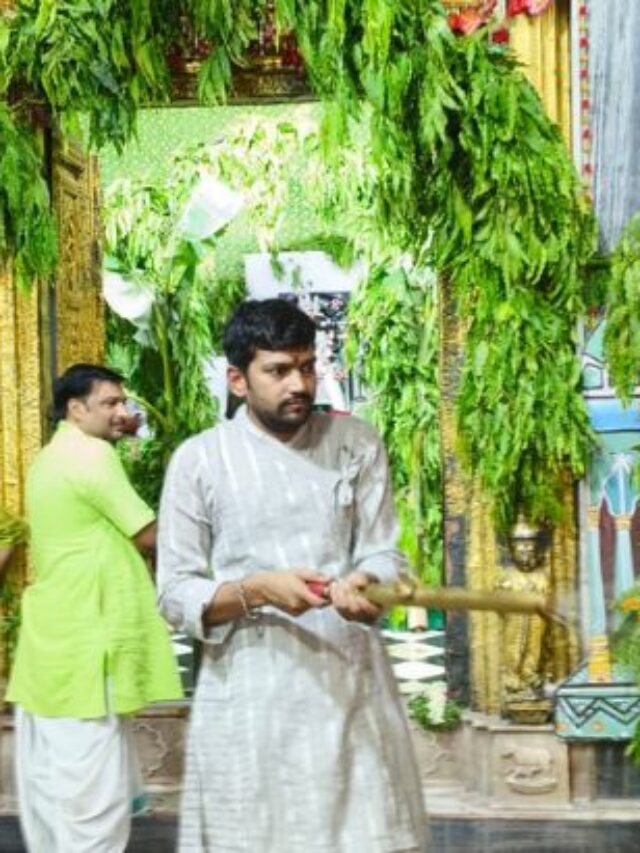 Thakur Ji Celebrates Holi with Devotees at Dwarkadhish Temple