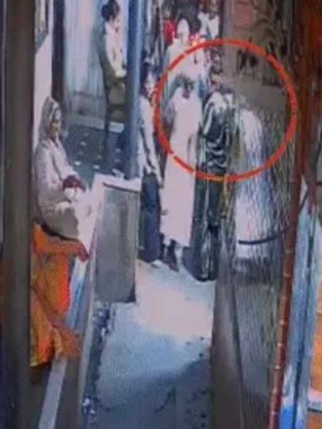 बांकेबिहारी मंदिर मार्ग पर मकान का छज्जा गिरने से 9 श्रद्धालु घायल